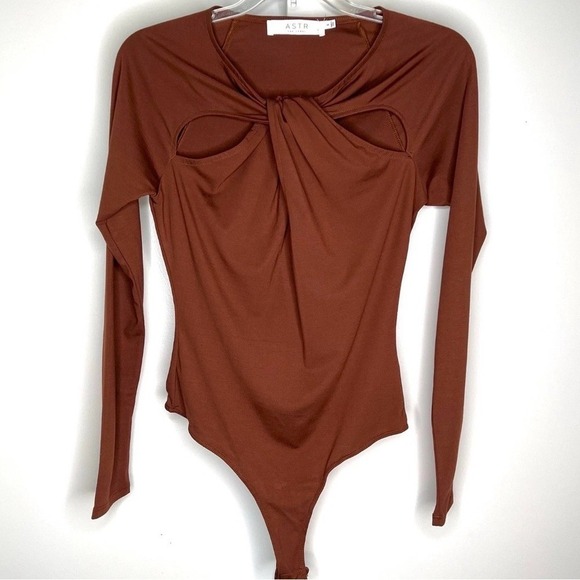 Astr NWT Chocolate Twist Front Blouse - Picture 3 of 4